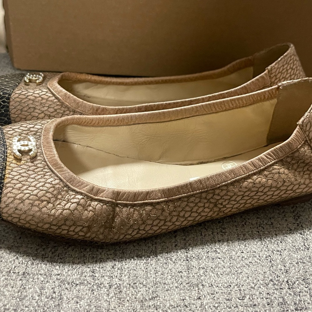 CHANEL Women's Brown and Black Textured Loafers - Picture 7 of 11